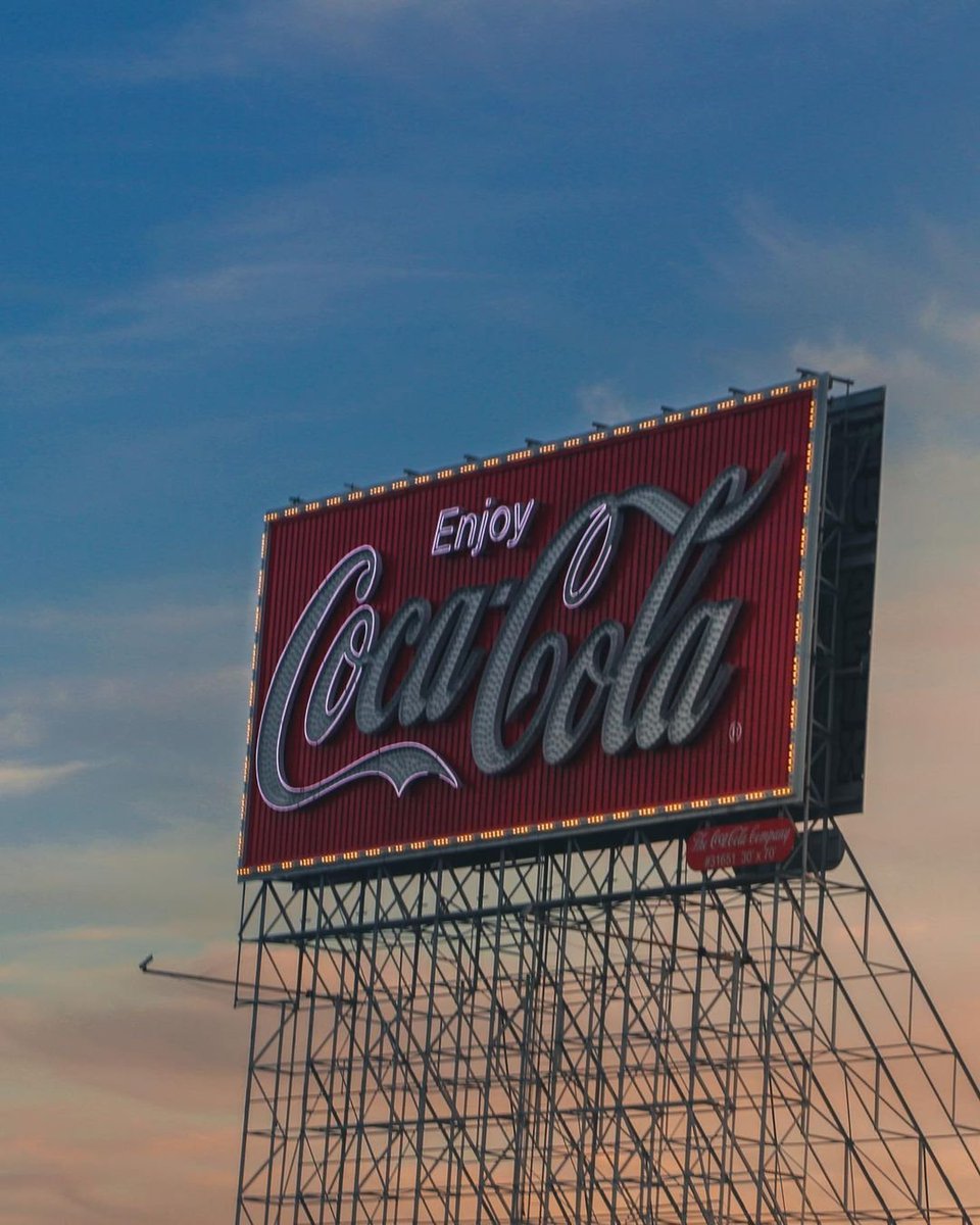 onlyinsf's tweet photo. 📸: @louislieb - Say goodbye to this unsung landmark. After 83 years, the @cocacola sign that has welcomed so many people will disappear. While we are sad to see it go, maybe it can be saved and turned into light art celebrating SF. Just an idea 😬. Click that heart if you agree. https://t.co/aAt97AL85c