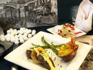 SmithsMillHC's tweet photo. Our train passengers enjoyed their delicious Theme Dinner Fillet Oscar served with Red Skin Twice Baked Potato, and Asparagus. Then for dessert an Old Fashion Strawberry Shortcake.
#TrilogyThemeWeek
#Trilogychefs
#NewAlbanyOhio https://t.co/jIRFc753tU
