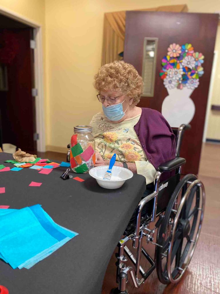 Hearthstone_HC's tweet photo. Our residents enjoyed making these fun colorful jars that will be turned into night lights! https://t.co/6MasyBrNgc