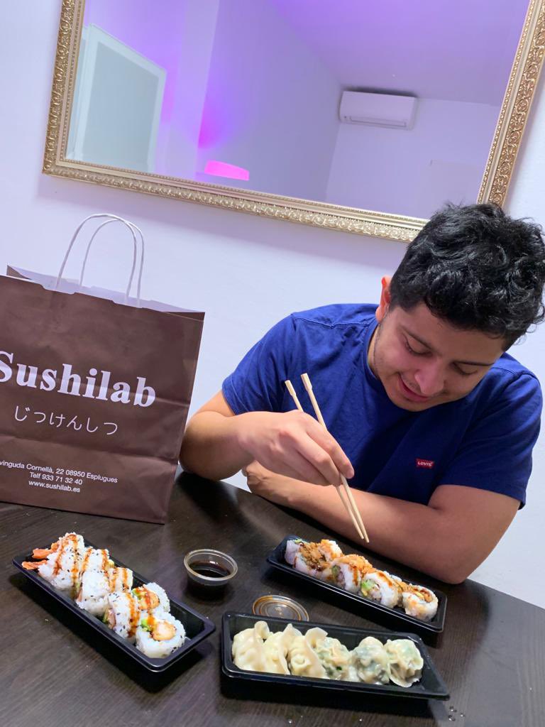 PSCEsplugues's tweet photo. 👉#EspluguesTakeAway
S'apropa l'hora de sopar i després d'un dia llarg, per què no demanar alguna cosa dels restaurants i bars d'#Esplugues?
El nostre company @CarlosDuranRu ho té clar i ha demanat una mica de sushi del #Sushilab
Fem costat als bars i restaurants de la ciutat! https://t.co/FxwCgscAkl