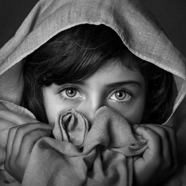 أخُطُّ حروفَ شَوْقي ثُمَّ أمحو
مَخافةَ أن يَرَى أَحَدٌ جُنوني

وأغفو كي أراك وحينَ أصحو
أُداري ظلَّ طيفِكِ في عيوني

وأُخفي الشوقَ إن ذكروا حِماكم
ويقفزُ طيفُكم يُبدي حنيني

وهل نُخفي وهمسُ القلبِ يتلو
محبتَكم وتُنشِدُها عيوني*