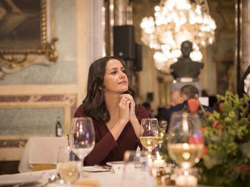 luisramiromusic's tweet photo. “Prohibidas las reuniones a más de 6 personas”. 

Y aquí, dando ejemplo. Es el poder, amigos. 

#LASFOTOSDELAVERGÜENZA https://t.co/Ym86ydtBIW