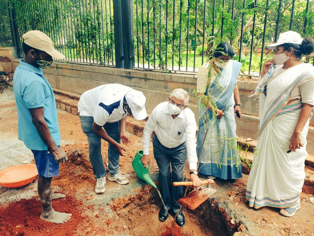 hephsyyy's tweet photo. @BLRSmartCity is taking due care @priyachettyr.
Like we discussed other day, our engineers, team members, civil-IT interns have done #plantation.
#Treegrates for #sustainability, #Treemapping & providing #greenbuffer has been identified as integral to design & is being followed https://t.co/JuA0A1rYrt