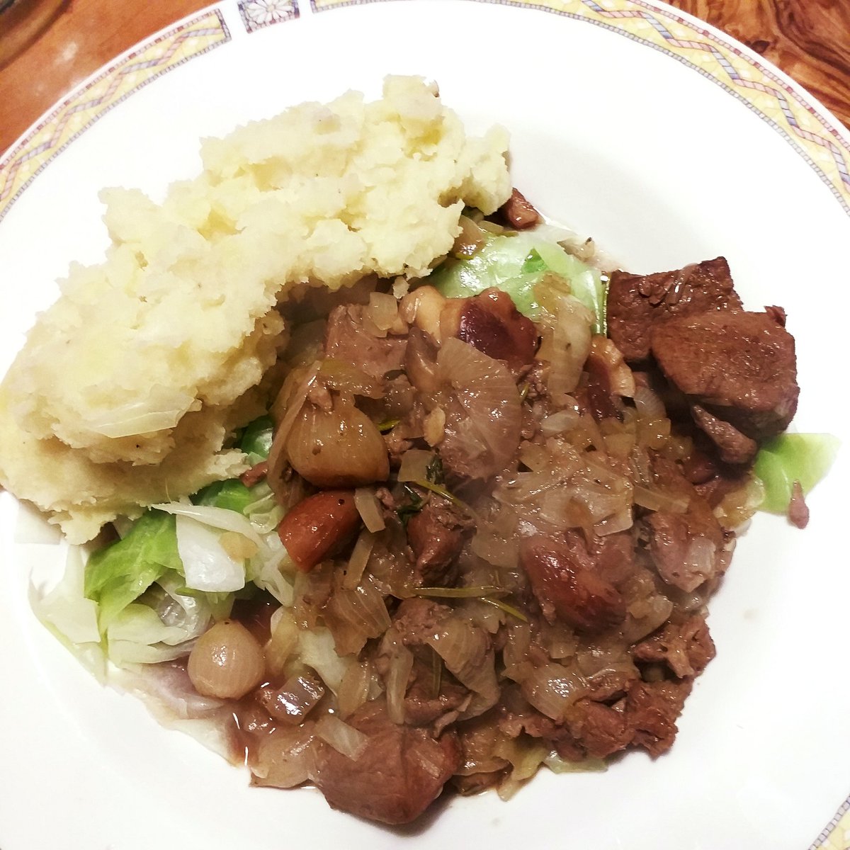 Ivycottagebaker's tweet photo. Venison stew with chestnuts,baby onions,mushrooms and herbs. Served with fluffy mash on a bed of sweet cabbage #game @tasteofgame #homemade #comfortfood perfect on a damp Autumn evening #microbakery #notjustbread 😁 #delciousfood #healthyfood @jonfellchef BIG portions 😁 https://t.co/PEVIOhyatj