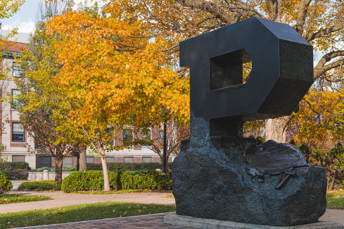 LifeAtPurdue's tweet photo. It's officially #Fall on campus, Boilermakers! 🍂 Time to take a deep breath and enjoy the beautiful colors around campus. #PurdueUniversity https://t.co/Mgkyt1Gcj5