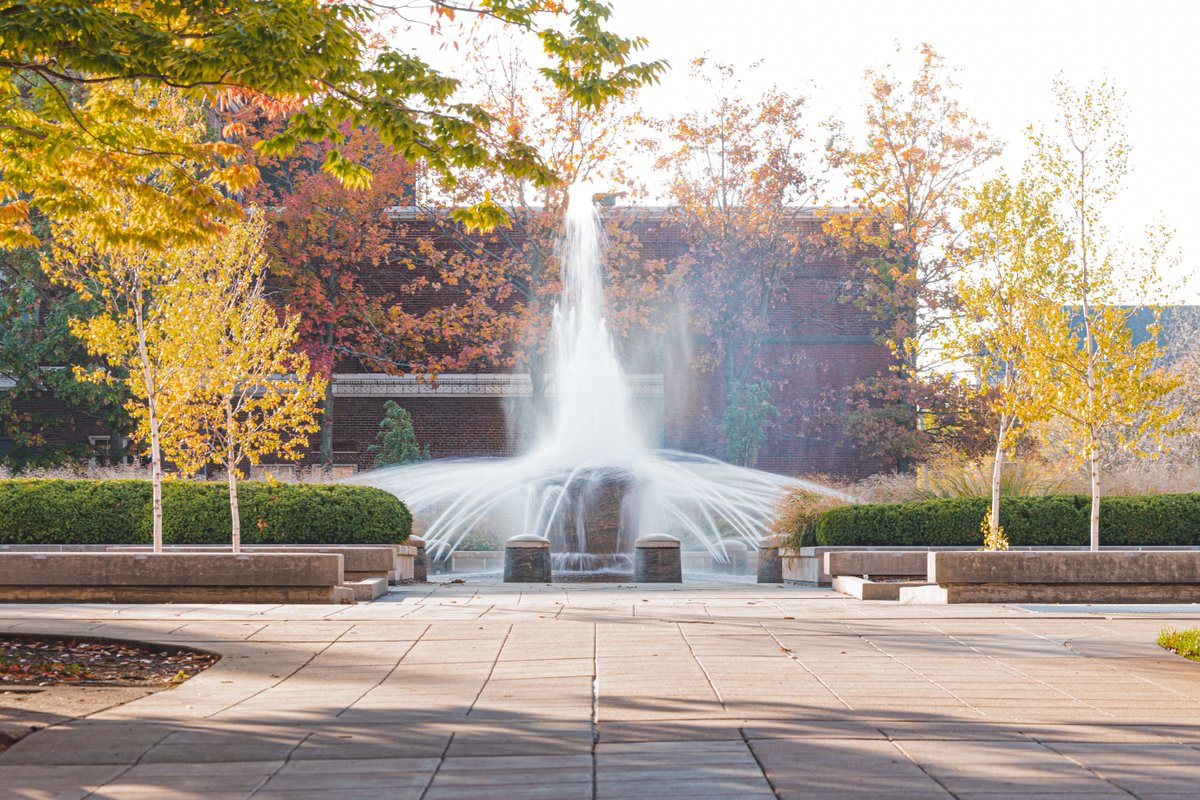 LifeAtPurdue's tweet photo. It's officially #Fall on campus, Boilermakers! 🍂 Time to take a deep breath and enjoy the beautiful colors around campus. #PurdueUniversity https://t.co/Mgkyt1Gcj5