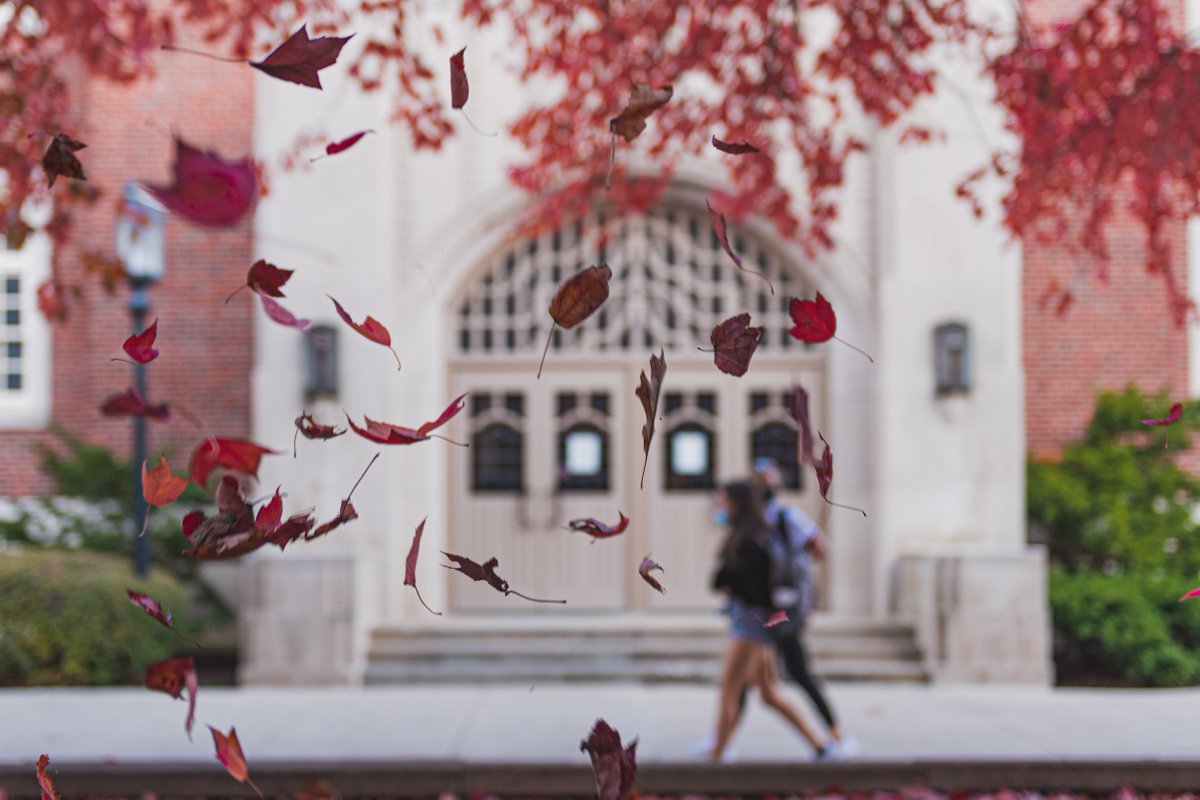 LifeAtPurdue's tweet photo. It's officially #Fall on campus, Boilermakers! 🍂 Time to take a deep breath and enjoy the beautiful colors around campus. #PurdueUniversity https://t.co/Mgkyt1Gcj5