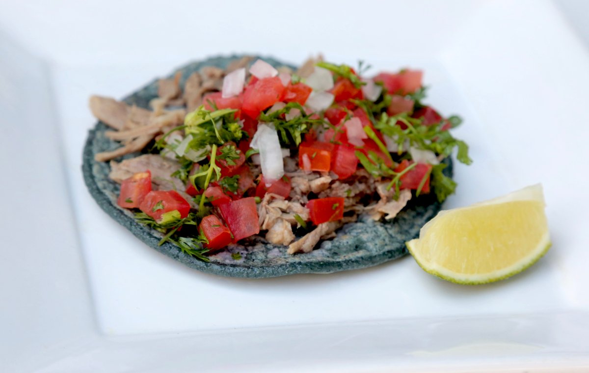 gotolanea's tweet photo. #Dodger blue ⚾ we're getting ready for the big game with our barbacoa tacos wrapped in blue corn tortillas. Available for patio dine-in, pickup, and delivery: https://t.co/xkzhVmjfHB #mlb #ladodgers https://t.co/NFSpAKlJEh