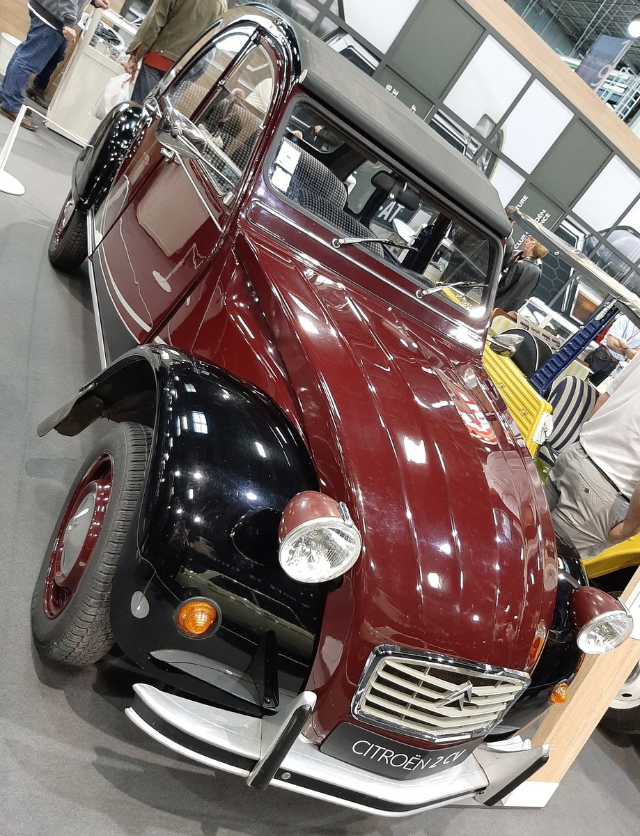california458's tweet photo. Happy Bthday to these 2 French iconic princesses #40Years2CVCharleston #65YearsDS #Citroen #BeDifferentBeCool πππ¨π΅ππππβ€ https://t.co/ZesP7GeZ5m