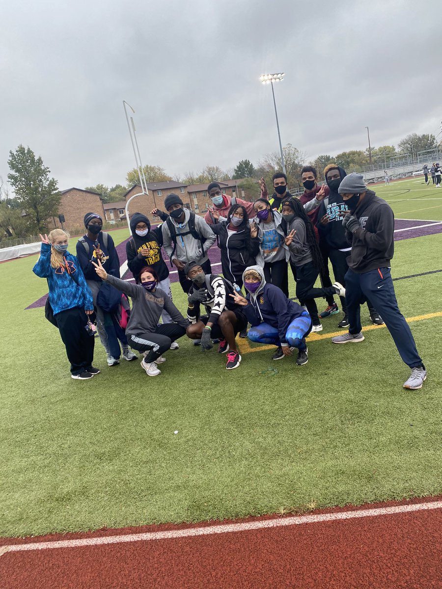 BearcatsTF's tweet photo. When worlds collide👀 sprinters and jumpers😏 #coldd #trackandfield #go #Bearcats https://t.co/RslKu9hm42