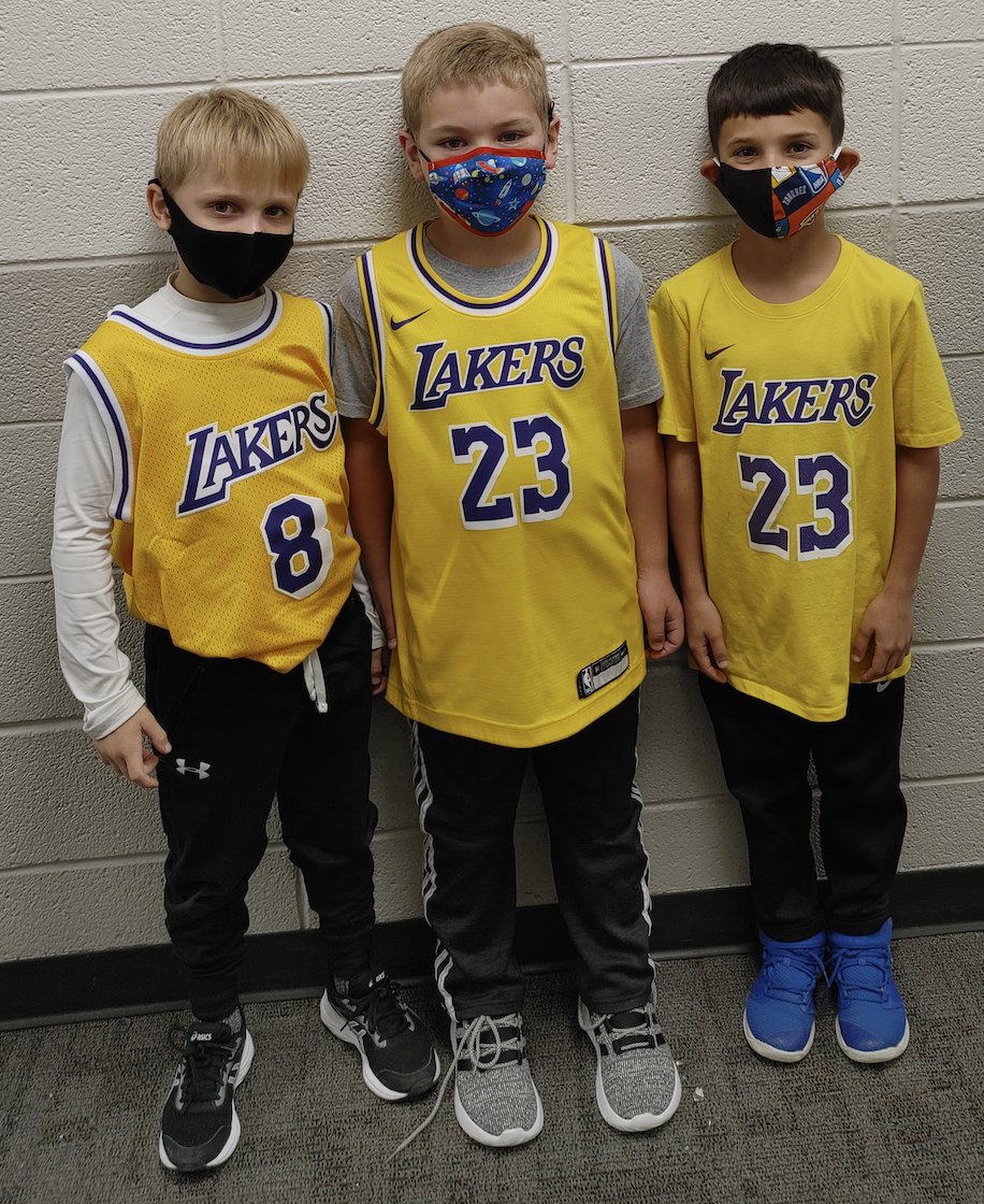 loomis_wolves's tweet photo. Loomis had some Laker fans in attendance today! They were so excited to get their picture taken together! https://t.co/iOeBl1as5e