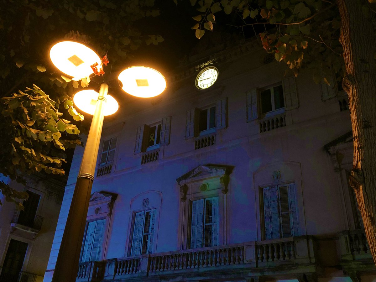 matarocat's tweet photo. 🟠#Mataró se suma a la commemoració del Dia del Trastorn per Dèficit d’Atenció i Hiperactivitat (TDAH) il·luminant els fanals de davant l'Ajuntament de taronja, per donar visibilitat a aquest trastorn i en suport i reconeixement de la tasca de les famílies i afectats
 @feaadah https://t.co/Oq64jYIskc