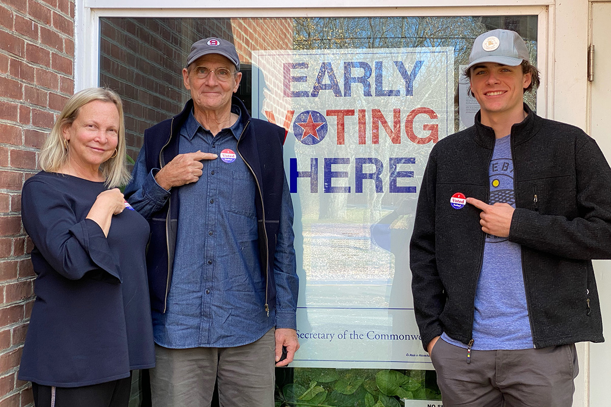 JamesTaylor_com's tweet photo. VOTE EARLY!
Kim, James and Henry voted early (and Rufus did absentee from college!).
#VOTE #VoteEarly #JT #JamesTaylor https://t.co/t2xSlNc9EG