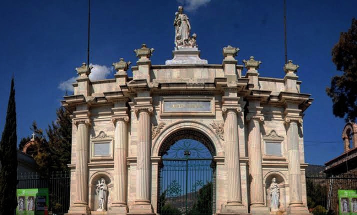 TurismoPachuca's tweet photo. Panteón Municipal de Pachuca. 
El proyecto estuvo bajo la supervisión del ing. Capitán  Porfirio Díaz, hijo del entonces presidente de México del mismo nombre. Fue inaugurado hasta el 3 de noviembre de 1902.
#DíaDeMuertosPachuca2020 #NocheDeLeyendas2020 #Xantolo2020 https://t.co/YRy8IuLPJ4