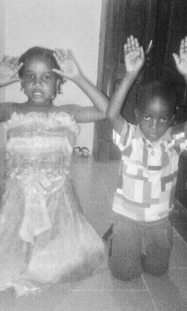 Amipilimini's tweet photo. S’ils n’ont personne pour les défendre, ils lèvent leur voix pour dénoncer ce qui se passe dans leur maison. Les enfants ne veulent plus qu’on tire sur eux en Guinée 🙅🏾♀️ #NeTirezPas #NeTuezPasLesEnfants #AllRising4Guinea ✊🏾🇬🇳
NB: images envoyées par leur parents pour que je publie https://t.co/aorMN5oUdW