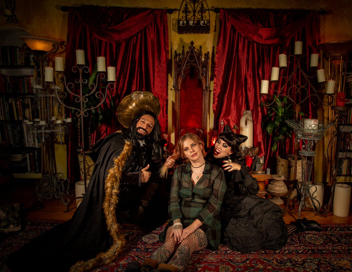 JENNIZZLES's tweet photo. It was my PIG SHIT HOUSEMATE, NANDOR THE RELENTLESS!! - Nadja of @theshadowsfx
Photography by @BondJohnBond // Make up by @MissChrissyLyn // Wigs by Jessica Mills
#WWDITS #Nadja #NandorTheRelentless #WhatWeDointheShadows #Halloween2020 #vampirecouple https://t.co/RqV6SK50BR