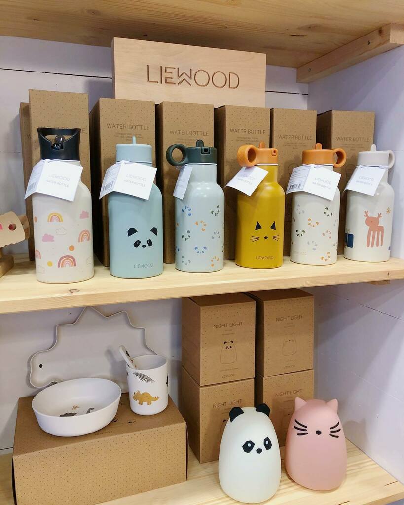Las estanterías de <a href="/jomamikids/">Jo Mami Kids</a> siempre están llenas de cosas bonitas y novedades 🤩🥰💚

Si te gusta💟 comenta🔠 comparte↗️ y guárdate la publicación como idea de regalo⏬ ¡Gracias por tu apoyo al pequeño comercio!🤗

🛍jomamikids.co… instagr.am/p/CG2_qvqJbn6/