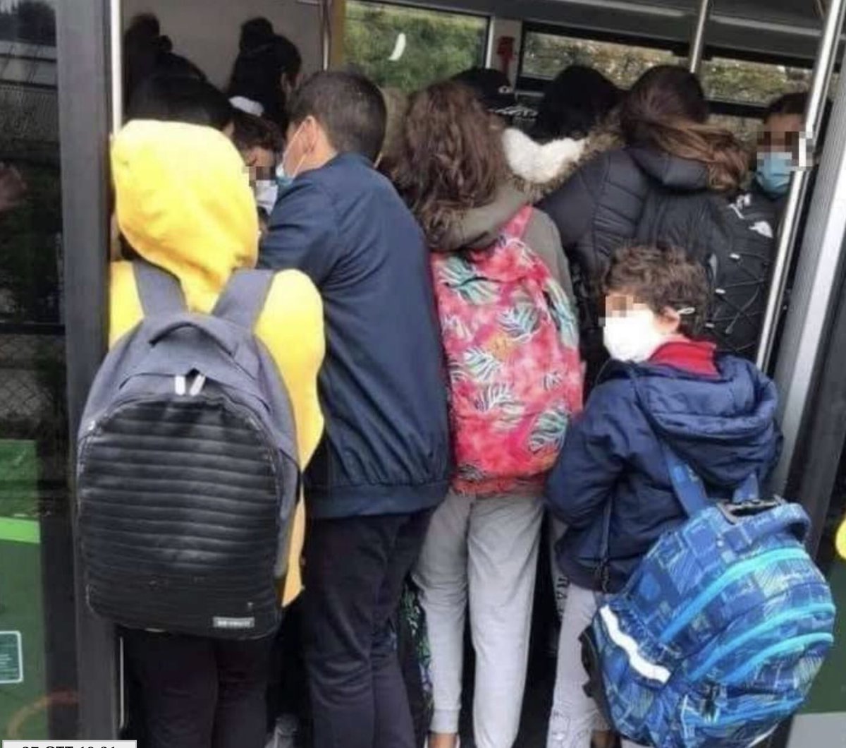 Ma si, chiudiamo i ristoranti, le palestre, mettiamo in ginocchio l’#italia... poi la mattina vestiamo i ragazzi e mandiamoli a #scuola. #autobus e #classi sono posti sicurissimi.certo è sicuro che prima o poi ci si #contagia da #COVID19 
#contagi <a href="/AzzolinaLucia/">Lucia Azzolina</a> <a href="/paola_demicheli/">Paola De Micheli</a>
