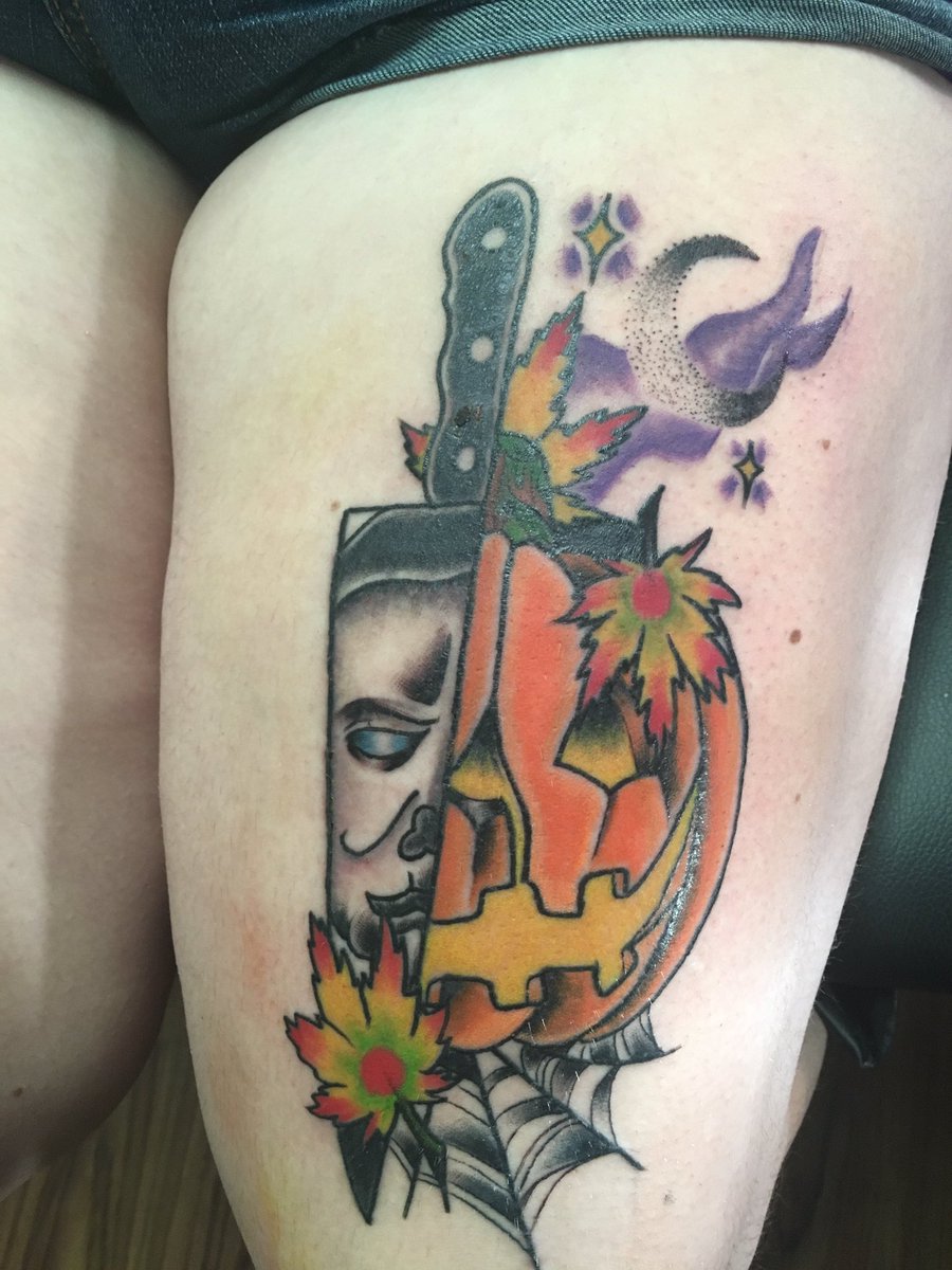 Alien_Daddi's tweet photo. It’s been almost exactly 1 year since I got my #tatt done! 🎃

To show my eternal #devotion to #MichaelMyers, I, of course, had to offer up my body as tribute...by getting a @Halloweenmovies #tattoo for #Halloween on Halloween 🎃 
(Halloween-ception. 😂) 
#jackolantern #knife https://t.co/b6tVzKrmzx