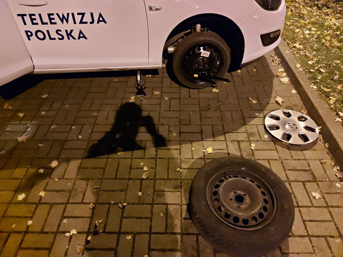 klebba_jakub's tweet photo. Ale żeby tak z nożem na dyskotekę? Bawi was to #StrajkKobiet? Zdajecie sobie sprawę, że kiedyś, będziemy jednak musieli żyć obok siebie?
#ToNIEJestWojna #Gdańsk #ITNH https://t.co/ObywNVRRSh