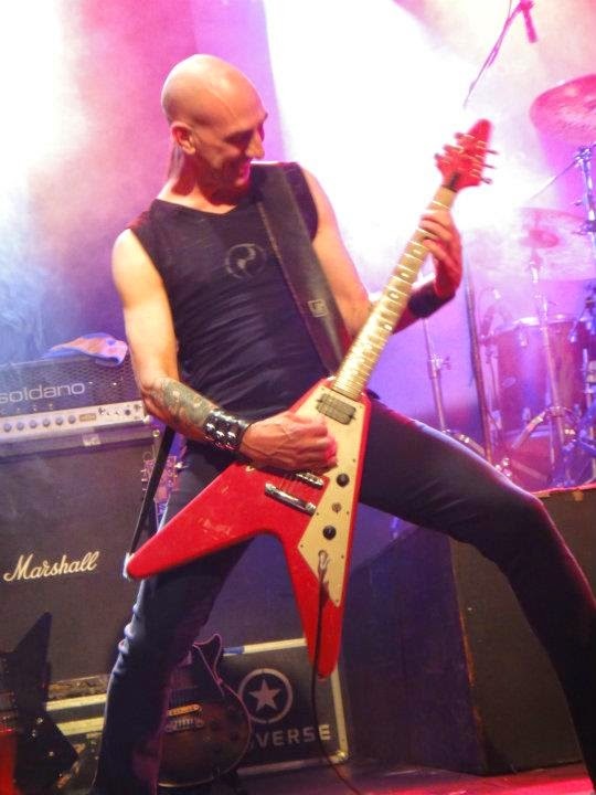 NoClass_Radio's tweet photo. 27 de octubre de 1964. Nace Sergio Berdichevsky en Buenos Aires, Argentina. Es un guitarrista mejor conocido por su paso en Rata Blanca, actualmente es el guitarrista de la banda Rowek. #SergioBerdichevsky #RataBlanca #Rowek https://t.co/tGy6Z2q9Hs