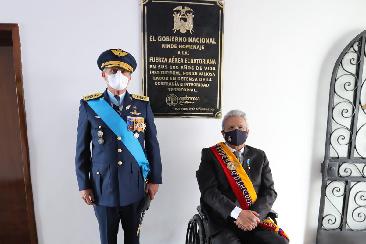 Lenin's tweet photo. ¡No hay medalla que pueda premiar los nobles gestos de la humanidad! Hoy, en los 100 años de vida de la @FuerzaAereaEc reconocemos el trabajo de sus miembros en los momentos difíciles por los que atravesó la nación. Gracias por defender la patria y la democracia. #SembramosFuturo https://t.co/r4B92534Qr