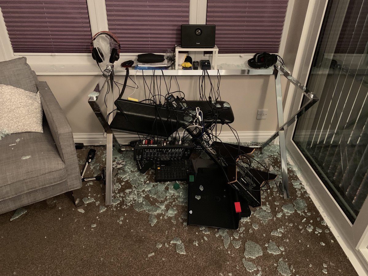 jamal18925350's tweet image. Installed Badlion Client and this shit happened 😐
