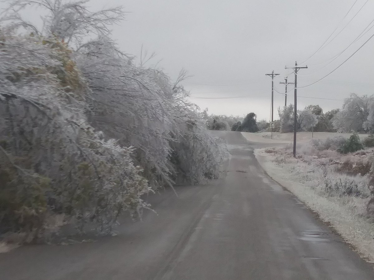 wx5leo's tweet photo. Multiple trees broken or hanging in roadways in Bridge Creek OK area. Use caution while driving. Road conditions are decent right now but slick in spots. 
#icestorm2020 
@NWSNorman 
@ounwcm https://t.co/SEyOMrnaB4