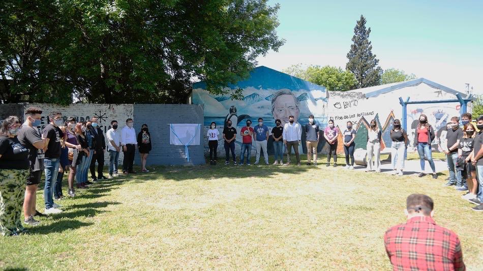 nicolaspj80's tweet photo. En la Plaza Néstor Carlos Kirchner de Burzaco junto a @CascallaresPJ compañer@s de @JPaltebrown y jóvenes de distintas agrupaciones inauguramos un mural en cerámico Rendimos un emotivo homenaje a #Néstor a 10 años de su paso a la inmortalidad. INSOPORTABLEMENTE VIVO #Néstor10Años https://t.co/KQeLJyBVdu