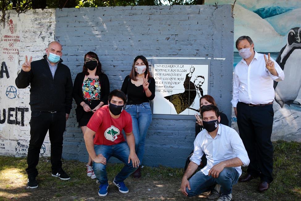 nicolaspj80's tweet photo. En la Plaza Néstor Carlos Kirchner de Burzaco junto a @CascallaresPJ compañer@s de @JPaltebrown y jóvenes de distintas agrupaciones inauguramos un mural en cerámico Rendimos un emotivo homenaje a #Néstor a 10 años de su paso a la inmortalidad. INSOPORTABLEMENTE VIVO #Néstor10Años https://t.co/KQeLJyBVdu