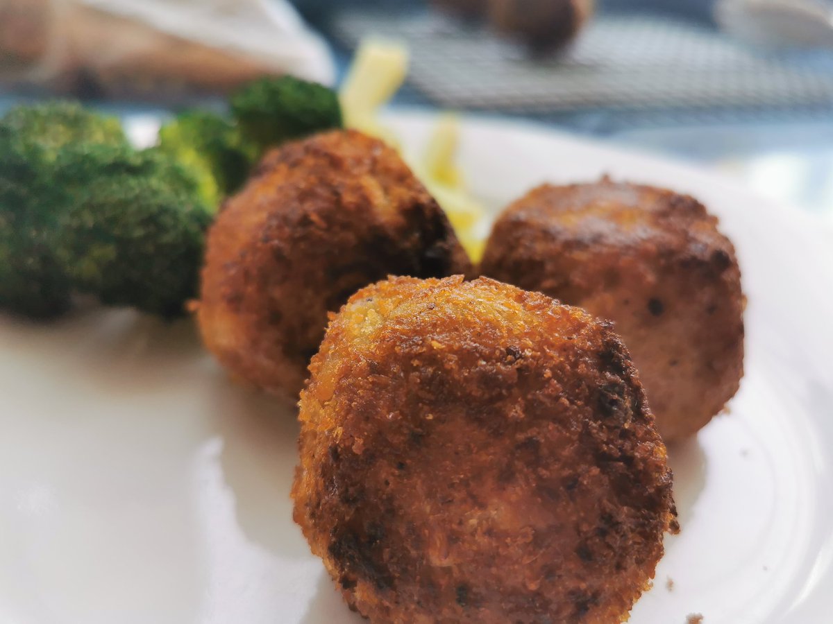 darkistade's tweet photo. Croquetas de atún, brócoli y apio picante en conserva, tuna croquettes with pickled celery and broccoli ready!! #ElPlatoNegro #CDMX #Mexico #chef #cheflife #tasty #flavor #food #foodie #foodporn #fish #tuna #croquette #cellery #love https://t.co/P1TVYybzXD