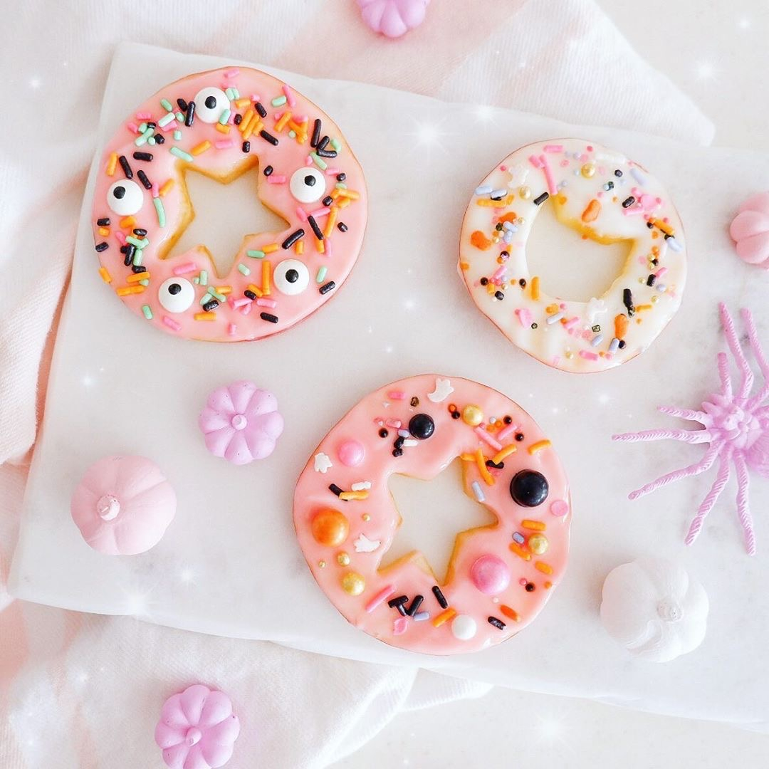 SprinklePopShop's tweet photo. All the dust and cobwebs in my house just became decorations. Thanks Halloween! 🕸
Cute "Basic Witch" sprinkled apple cutouts by @ashleealaine
#sprinklepop #sprinkles #halloween #halloweensnacks #halloweensprinkles #cutesprinkles #cutesnacks #sprinkletime #basicwitch #hallo https://t.co/Jz3hVgqqOO