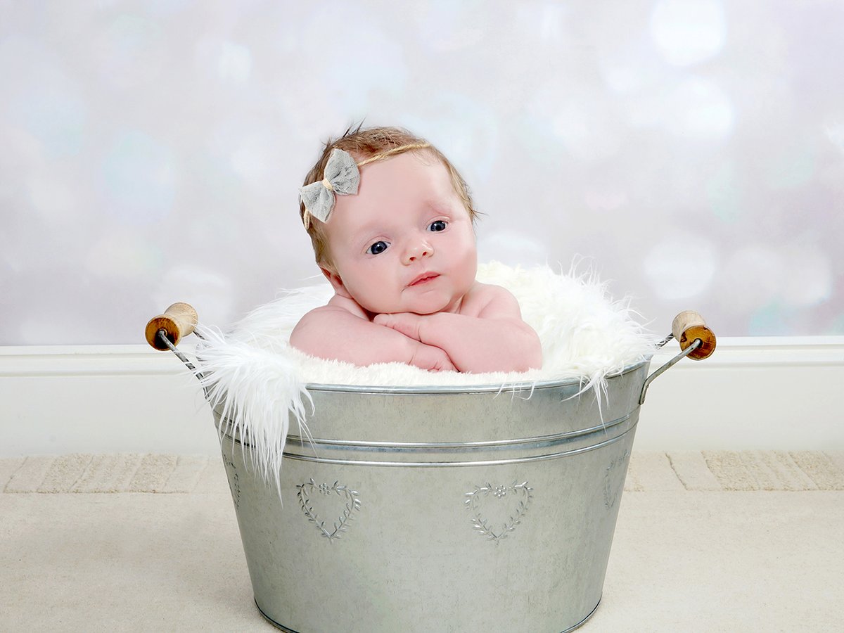 Newborn Lottie at 6 weeks 😍
SALE Prices published on website: bit.ly/35rMOvr
#newborn #baby #photography