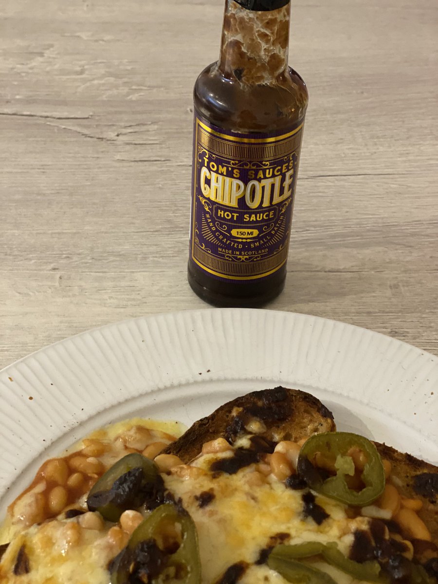 ClanArtisan's tweet photo. Supper goals .. baked beans , jalapeños, roasted cheese on toast with @TomsSauces chipotle ! 😋I have a long night ahead adding new products to our website .. I need this ! #hotsauce #Stirling #luxurygiftbox #Scottishgiftbox https://t.co/Fo95Ulmq3w