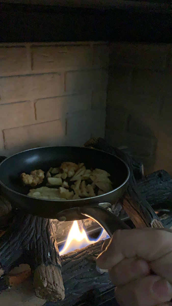 jeninsalus's tweet photo. electricity out day 2 https://t.co/Bv1ugYdagd