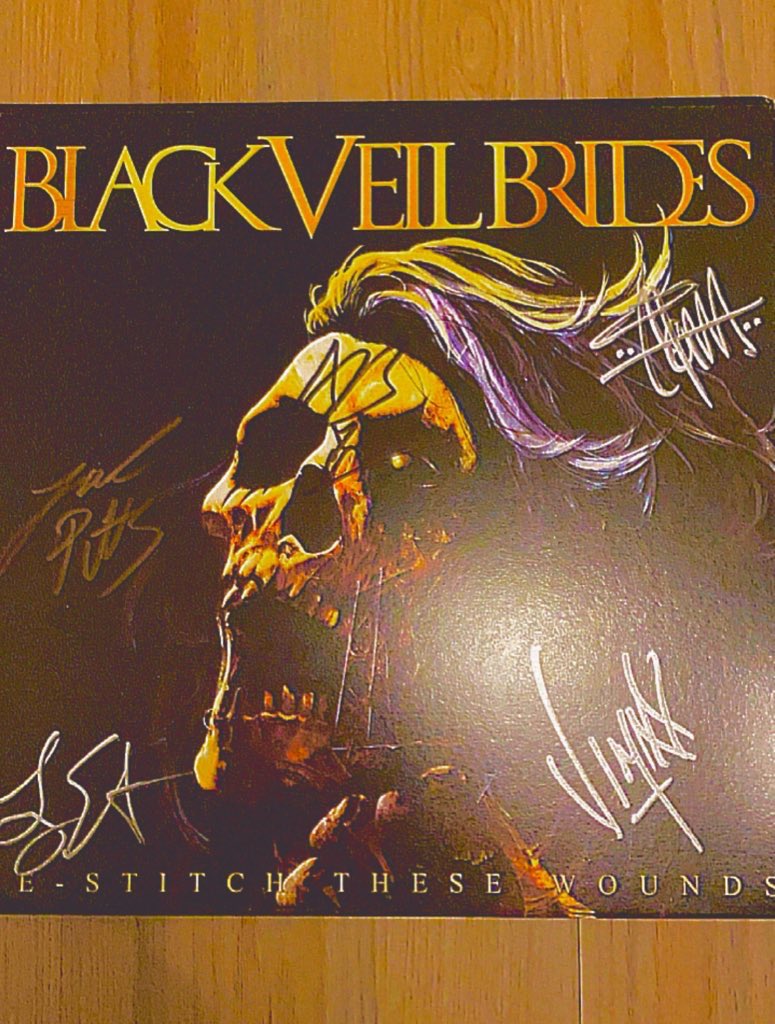 yamiakiaki's tweet photo. it’s so surreal finally having this in my hands after being a fan for so many years now,, this is a beautiful record and im so excited to see what more is to come 🖤 @blackveilbrides @andyblack @JakePittsBVB @JinxxBVB @christiancoma @LonnyEagleton #BlackVeilBrides https://t.co/0gJiRGMjD4