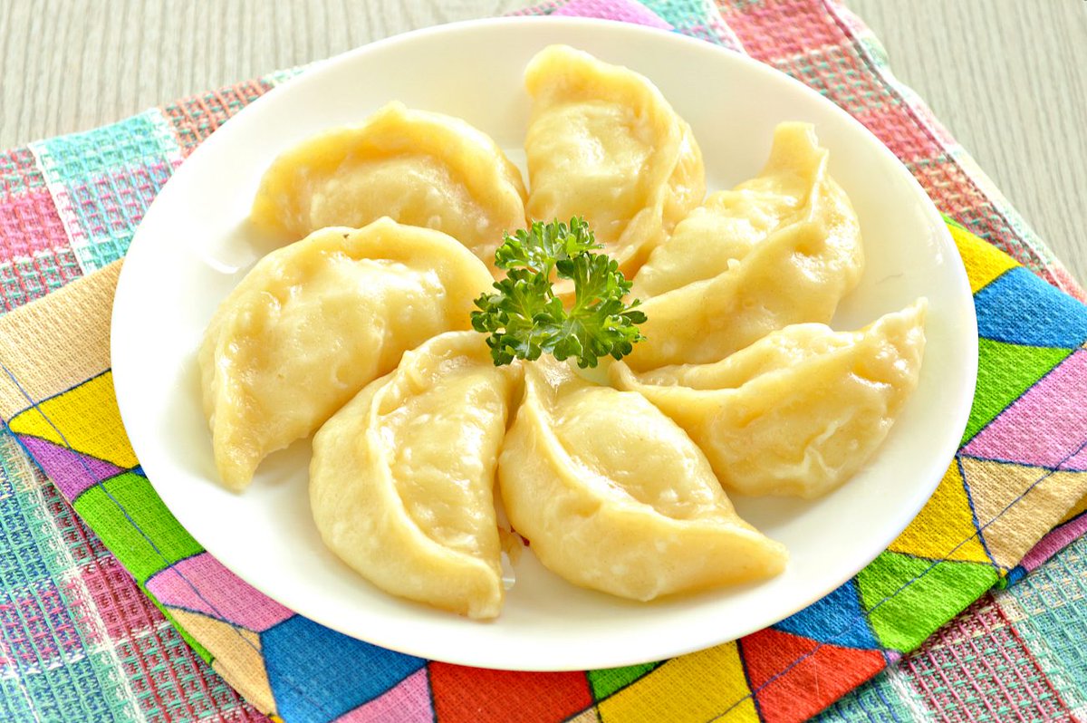 these are two kinds of dumplings popular in russia. what are they called and what's the difference?