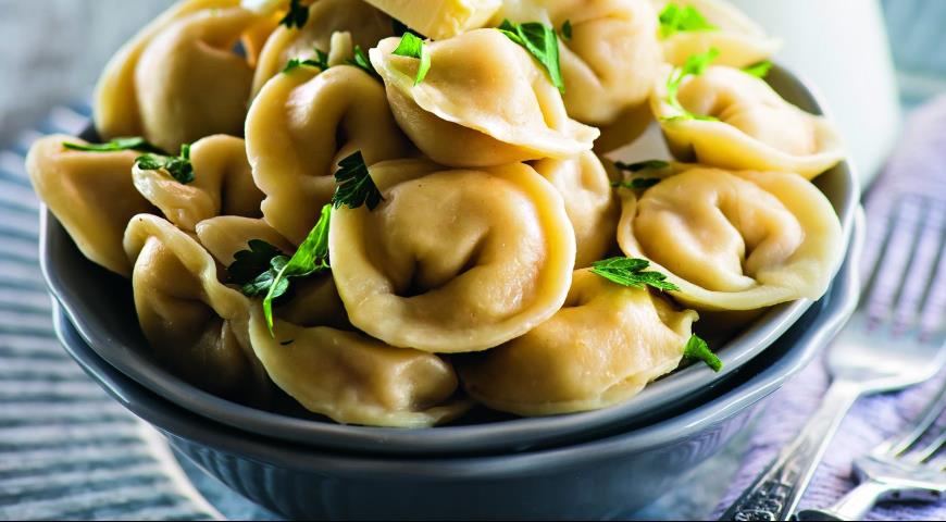 these are two kinds of dumplings popular in russia. what are they called and what's the difference?