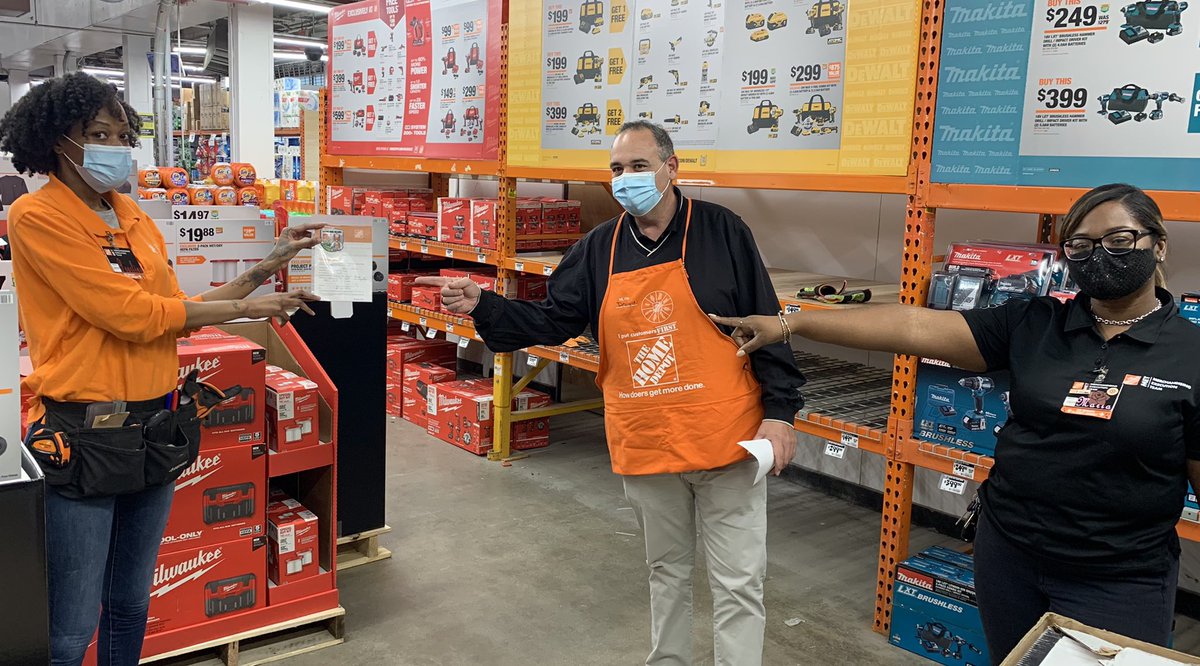 Had to take a moment from setting our powerful Gift Center in 6158 to recognize some of the MET Squad with <a href="/D14MET/">Dom DiMartino</a> !! You rock Nasheem, Christian, Pearline &amp; Maria!!!
#acesnym 

<a href="/williams2_e/">Yvette Stubbs</a> <a href="/Rgayle23/">Rashema Gayle</a> <a href="/Perrelli_45/">Richard Perrelli</a> <a href="/nyyroro/">Ro Rodriguez</a> <a href="/HomeDepot/">The Home Depot</a> <a href="/AbelDenis4/">Abel Denis</a> <a href="/Nitonaroola/">Nito</a> <a href="/dianarosado30/">Diana Rosado🦋</a>