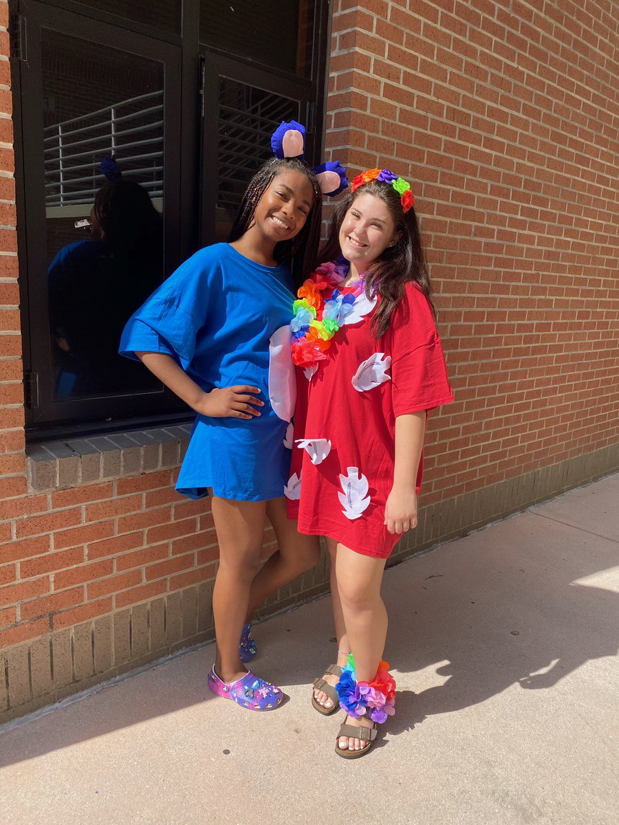WeAreLely's tweet photo. Homecoming Week Day 2 - Dynamic Duos! Great participation from both staff and students! @WeAreLely @collierschools https://t.co/PKAoNZyakg