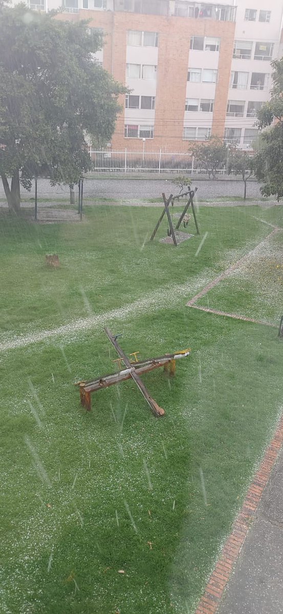 emergencyjag's tweet photo. Granizada en diferentes partes de la localidad de engativa en #bogota.
🚑🚒🚓
#Emergencyjag https://t.co/u2MQhJQafR