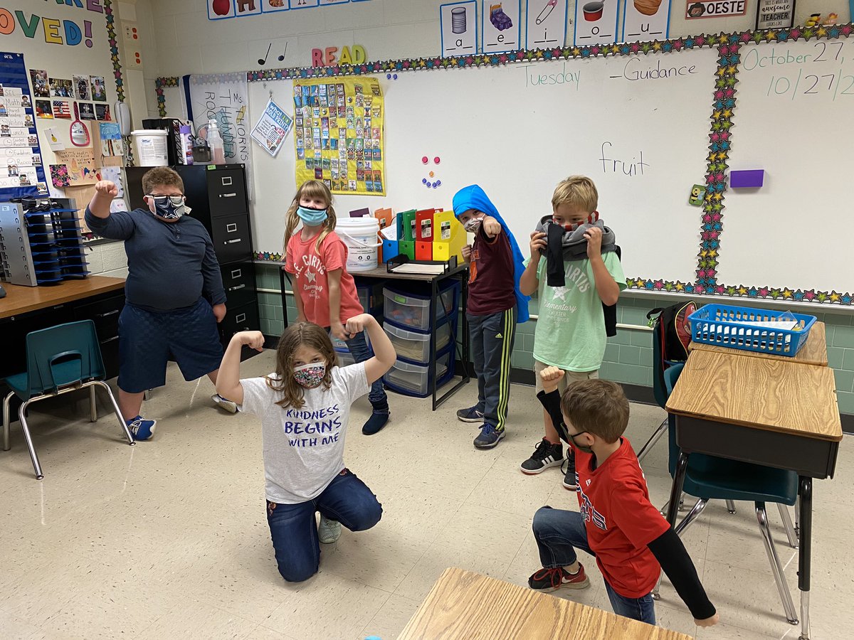 TishTeaches1st's tweet photo. Super team Tuesday! #firstgradesquad #teamCurtis https://t.co/6bM3CWidug