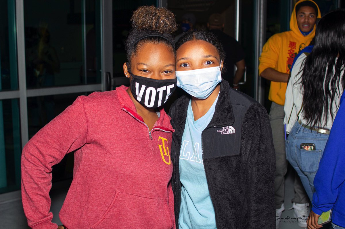 DU_SEAL's tweet photo. It was βLITβ π₯ last night, if you missed out their will be plenty of more events this week !! #mydu #du24 #du23 #du22 #du21 #dab #lit #duspookfest @DU_RoyalCourt @BleuDevilsDAB @BleuDevilsLIT https://t.co/xsfodBppTx