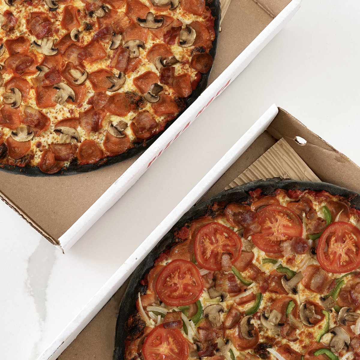 RETWEET if you've tried our charcoal dough 🖤

#pizza #pizzanova