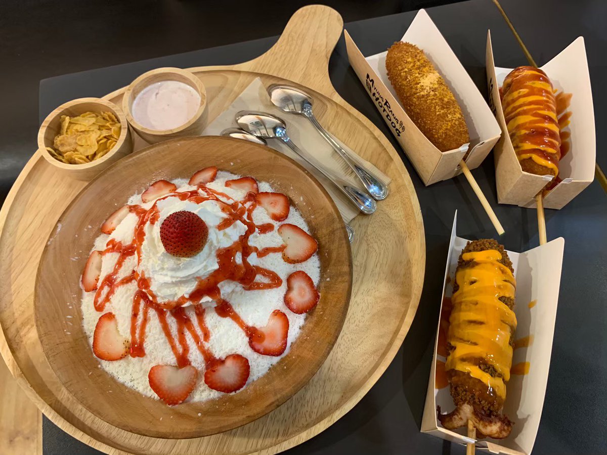 ใครได้ดู #StartUp คงเห็นร้านHot dogสไตล์เกาหลีที่คุณย่าของดัลมีเปิดใช่มะ จะบอกว่าที่สยามก็มีนะ ร้านMyungrang Sidae แบบนี้เลยอร่อยมาก แป้งกรอบชีสยืดดด🌭🧀 ราคาไม่แรง ตอนเปิดใหม่คิวยาวมาก ไปอุดหนุนกันได้นะ พาเพื่อนมาโลด 
📍สยามสแควร์วัน
#อร่อยบอกต่อ <a href="/aroii/">@aroii บอกต่อ</a> #ตามรอยซีรีย์เกาหลี