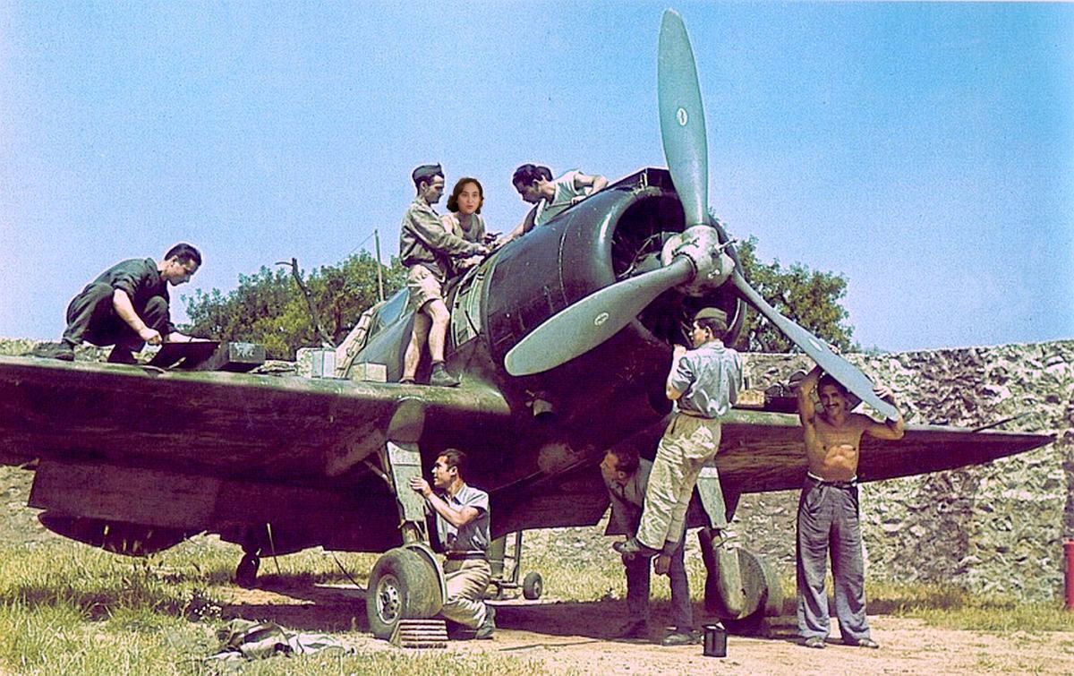 mbellatriu's tweet photo. El 27 d'octubre de 1940, l'aviació italiana, comandada per Ada Colau, bombardeja les refineries de Bahrain (Aràbia Saudita), amb la intenció d'impedir el proveïment de combustible a la flota britànica de la zona. https://t.co/IYiJUccm4P