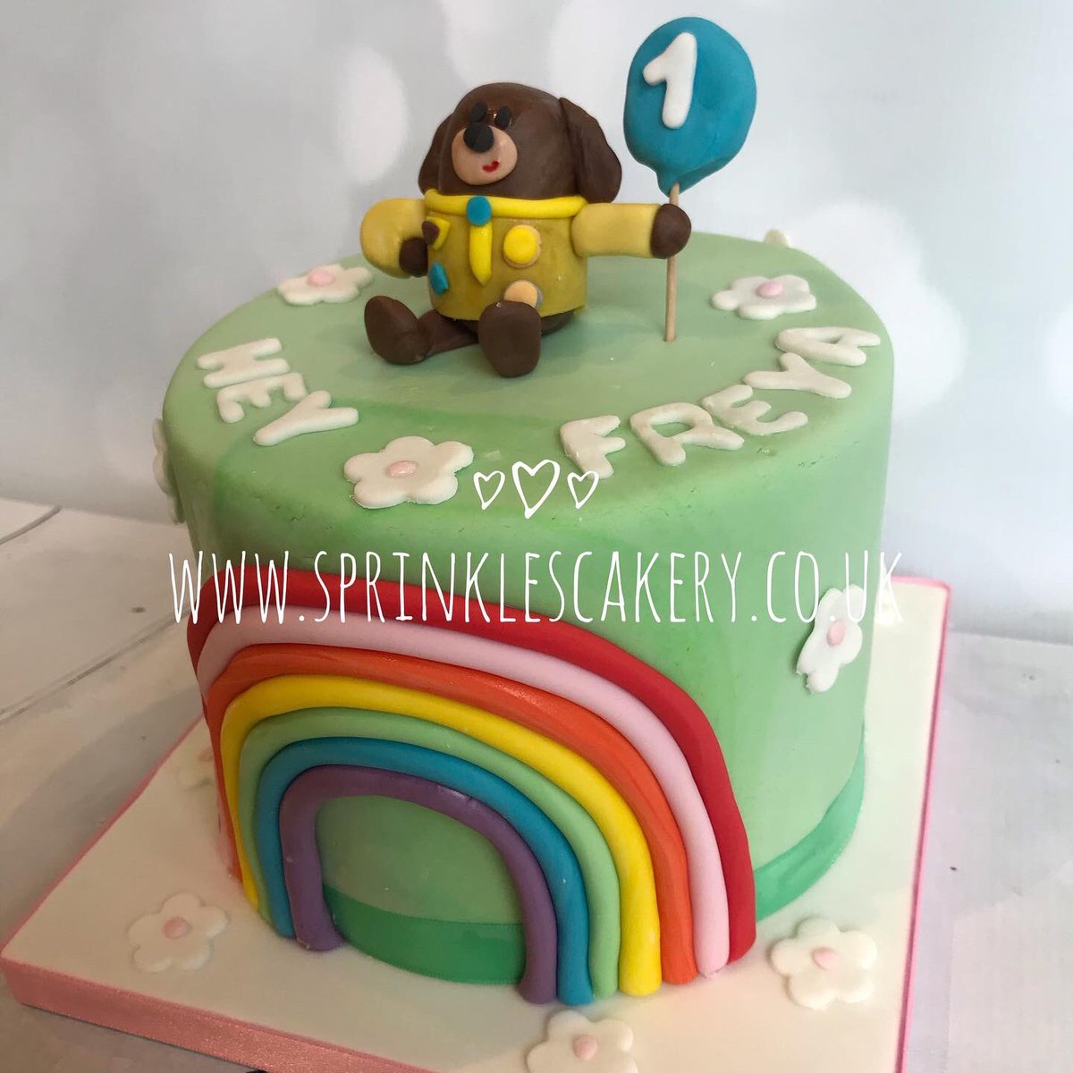 littlesprinkle3's tweet photo. This novelty cake is from a while ago, who’s got the theme tune in their head now? #sprinklescakery #tunbridgewells #cakemaker #kent #cake #happybirthday #firstbirthday #birthdaygirl #noveltycake #handmade #fondanttopper #favouritecharacter #supportlocal #baker #WAHM #mumof3 https://t.co/dmDrdzM8SB