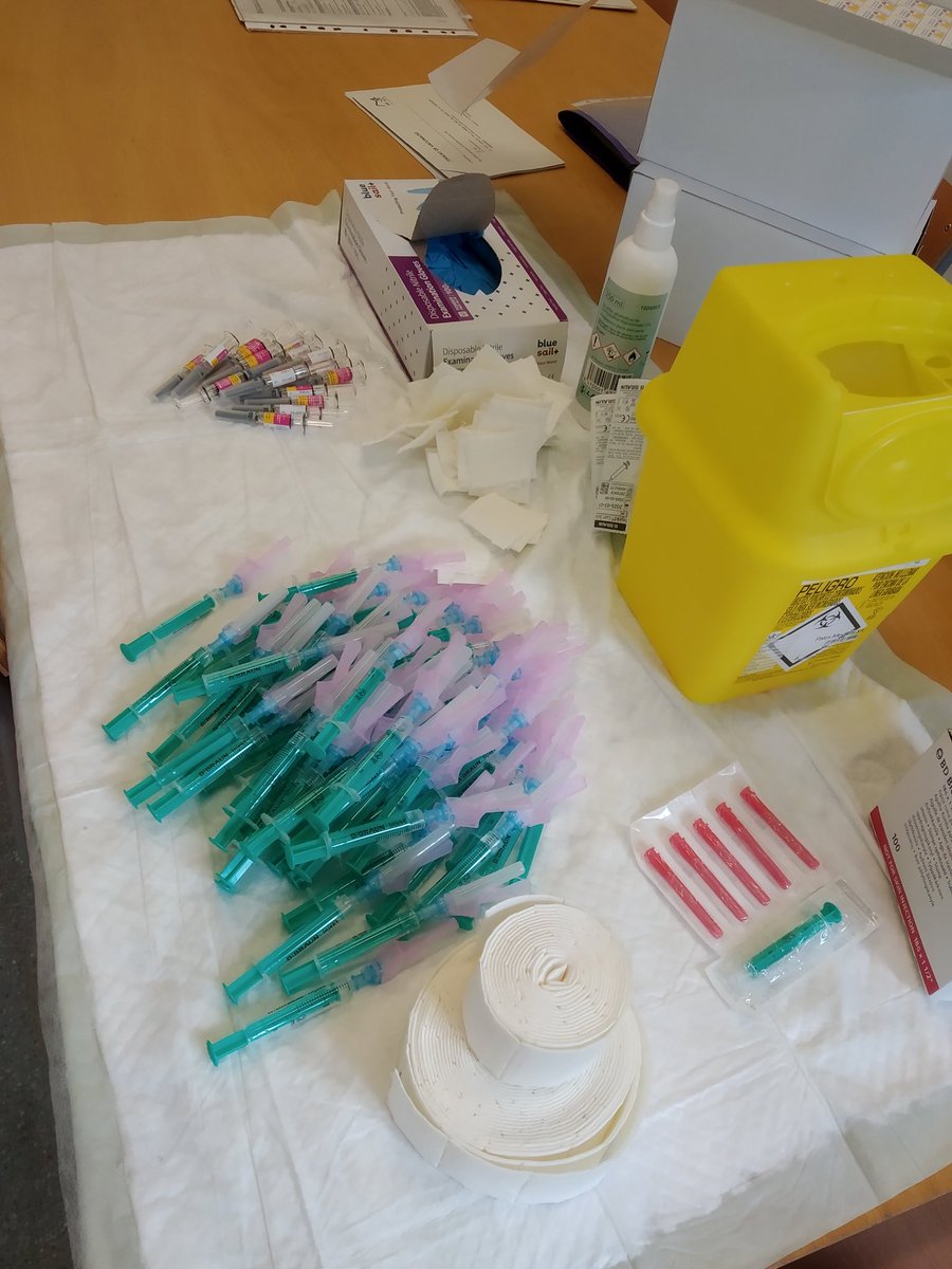 SARAInurse's tweet photo. Otro día duro de vacunación escolar... Qué hartura de cargar #menveo...110vacunas de nuevo...Investigadores y innovadores en vacunas: que los taponcitos, los viales y los envases sean ágiles para el trabajo diario de las #enfermeras pleaseeee🙌🙌 #VaccinesWork #enjoy https://t.co/XM2hK93sy5