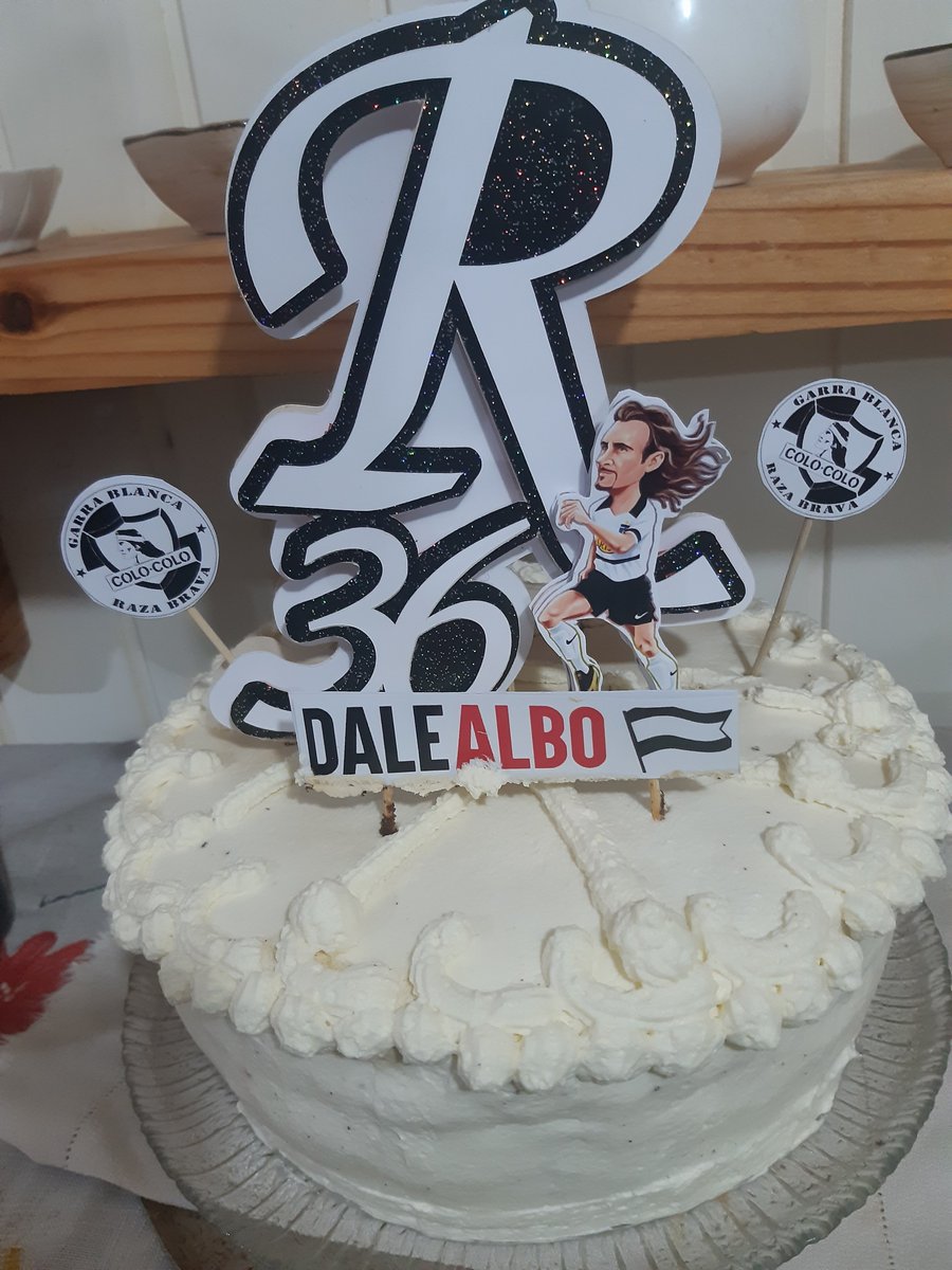 RCORTESV's tweet photo. @marcelobarti mira barti.. mi torta de cumpleaños con el mas grande!! https://t.co/i92iYwJzoX