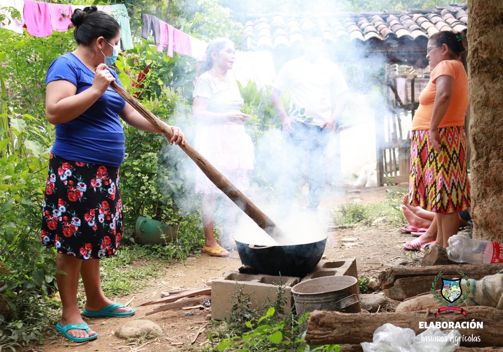 ArcataoSv's tweet photo. 🍅🥒| ¡Seguimos trabajando de cerca con nuestras familias en la elaboración y el cuido de sus huertos caseros!

Esta mañana, visitamos a un grupo de familias del cantón Teosinte para capacitarlas en la elaboración de insumos agrícolas para el control de plagas en sus cultivos. https://t.co/h2rmNMjD6D